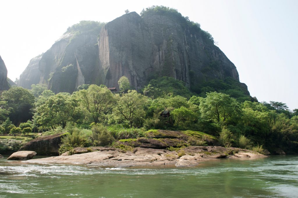 Fujian, Nanping: Wuyishan river and cliff